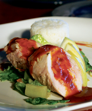 Envoltini de Pollo relleno de vegetales y Chutney de Durazno con Pilaf Persa